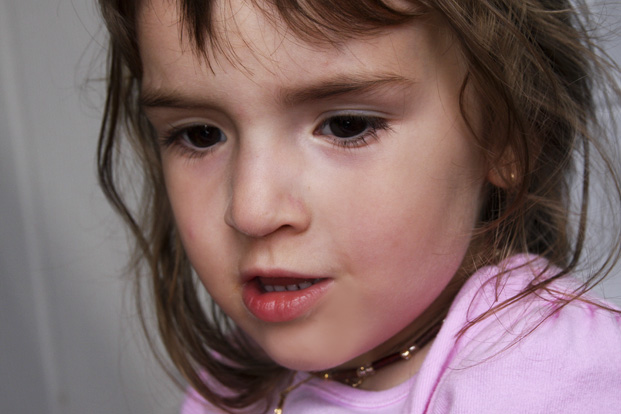 Gamine pensive