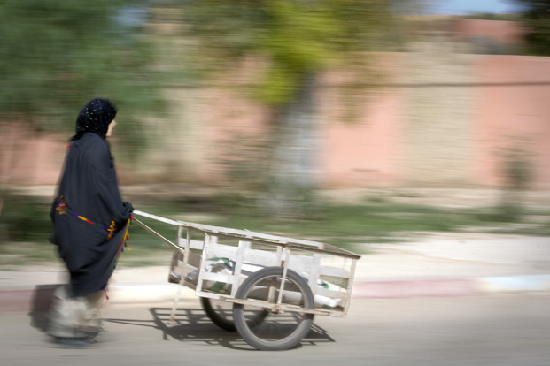 Maroc femme et brouette